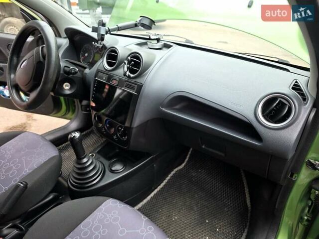 Зеленый Форд Фиеста, объемом двигателя 1.4 л и пробегом 180 тыс. км за 3300 $, фото 14 на Automoto.ua