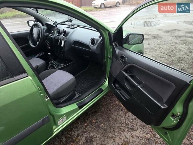 Зеленый Форд Фиеста, объемом двигателя 1.39 л и пробегом 182 тыс. км за 3000 $, фото 11 на Automoto.ua