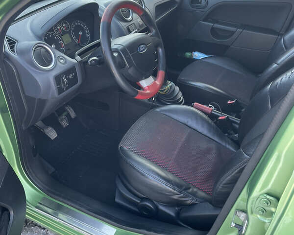 Зеленый Форд Фиеста, объемом двигателя 1.4 л и пробегом 168 тыс. км за 4200 $, фото 6 на Automoto.ua