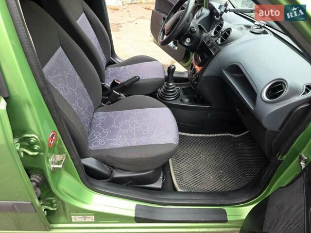 Зеленый Форд Фиеста, объемом двигателя 1.4 л и пробегом 180 тыс. км за 3300 $, фото 18 на Automoto.ua