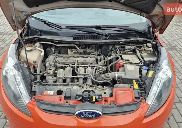 Оранжевый Форд Фиеста, объемом двигателя 1.4 л и пробегом 130 тыс. км за 6700 $, фото 1 на Automoto.ua