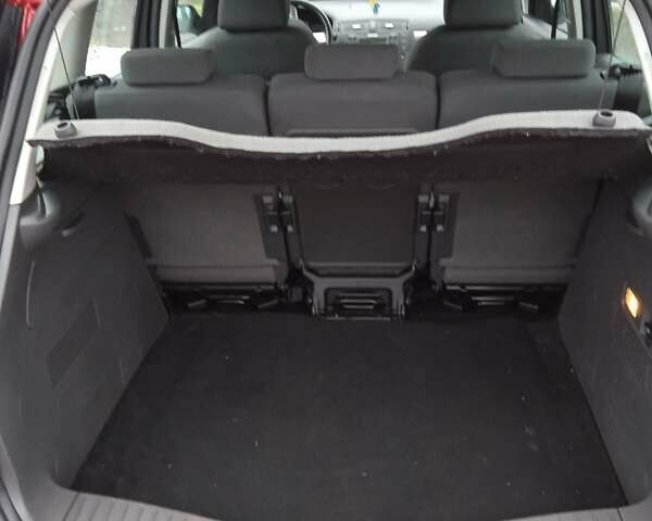 Красный Форд Focus C-Max, объемом двигателя 1.8 л и пробегом 275 тыс. км за 4500 $, фото 6 на Automoto.ua