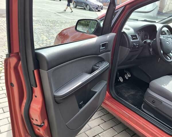 Красный Форд Focus C-Max, объемом двигателя 1.8 л и пробегом 218 тыс. км за 4000 $, фото 2 на Automoto.ua
