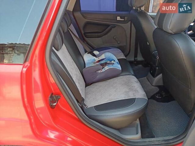 Красный Форд Focus C-Max, объемом двигателя 1.6 л и пробегом 195 тыс. км за 4100 $, фото 12 на Automoto.ua