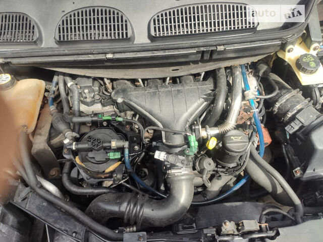 Форд Focus C-Max, об'ємом двигуна 2 л та пробігом 258 тис. км за 4700 $, фото 17 на Automoto.ua