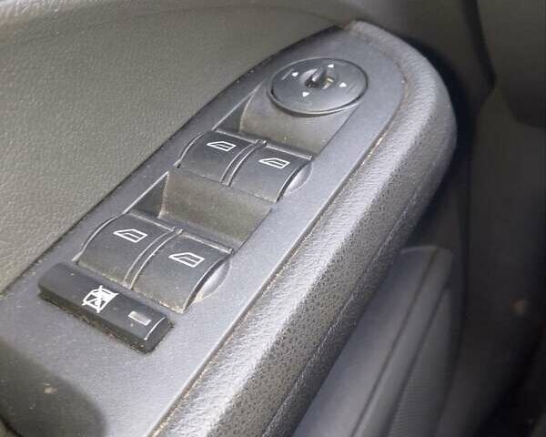 Серый Форд Focus C-Max, объемом двигателя 1.6 л и пробегом 223 тыс. км за 5300 $, фото 4 на Automoto.ua