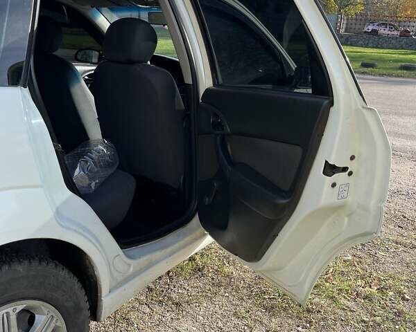 Білий Форд Фокус, об'ємом двигуна 1.4 л та пробігом 200 тис. км за 3500 $, фото 7 на Automoto.ua