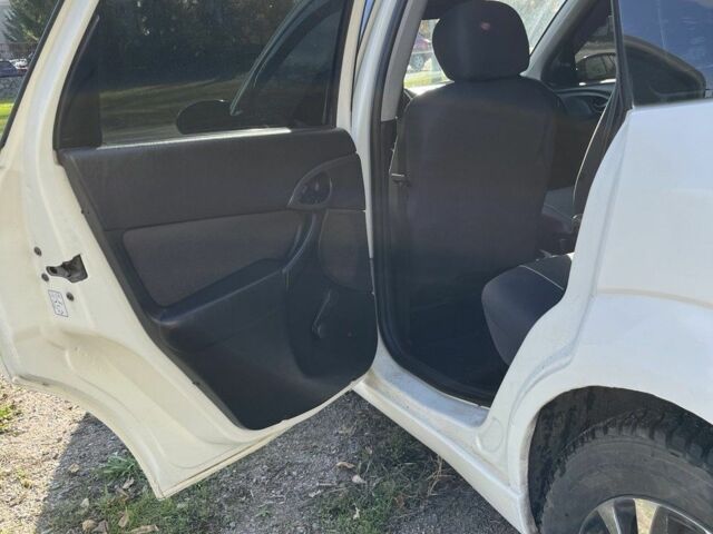 Белый Форд Фокус, объемом двигателя 1.4 л и пробегом 200 тыс. км за 3500 $, фото 1 на Automoto.ua