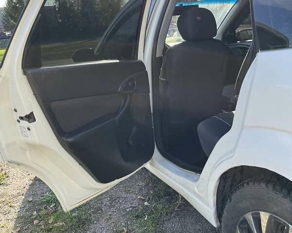 Білий Форд Фокус, об'ємом двигуна 1.4 л та пробігом 200 тис. км за 3500 $, фото 6 на Automoto.ua