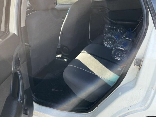 Белый Форд Фокус, объемом двигателя 1.4 л и пробегом 200 тыс. км за 3500 $, фото 5 на Automoto.ua