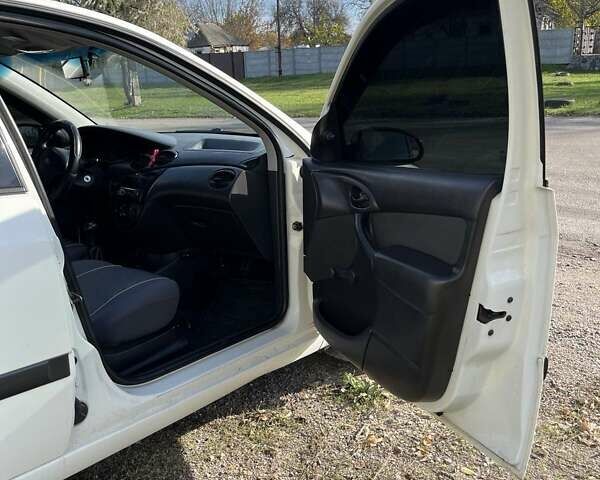 Білий Форд Фокус, об'ємом двигуна 1.4 л та пробігом 200 тис. км за 3500 $, фото 22 на Automoto.ua