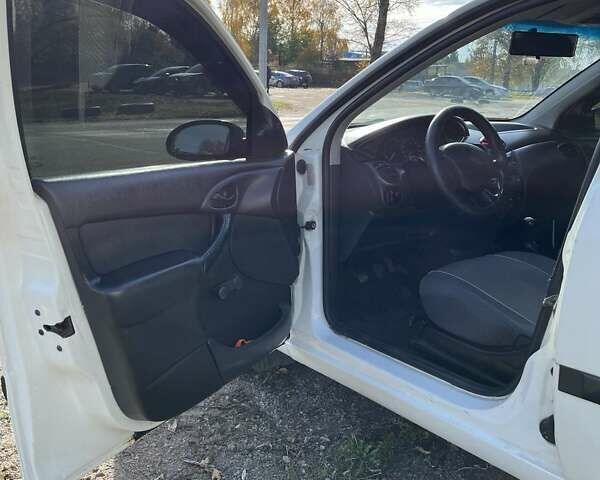 Білий Форд Фокус, об'ємом двигуна 1.4 л та пробігом 200 тис. км за 3500 $, фото 25 на Automoto.ua