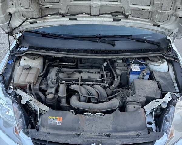 Білий Форд Фокус, об'ємом двигуна 1.6 л та пробігом 250 тис. км за 4500 $, фото 10 на Automoto.ua