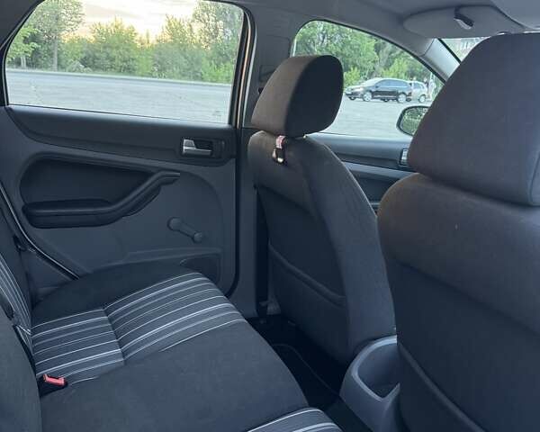 Білий Форд Фокус, об'ємом двигуна 1.6 л та пробігом 250 тис. км за 4500 $, фото 5 на Automoto.ua