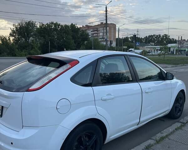 Білий Форд Фокус, об'ємом двигуна 1.6 л та пробігом 250 тис. км за 4500 $, фото 1 на Automoto.ua