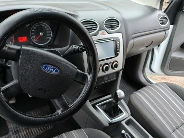 Белый Форд Фокус, объемом двигателя 1.4 л и пробегом 309 тыс. км за 4600 $, фото 4 на Automoto.ua