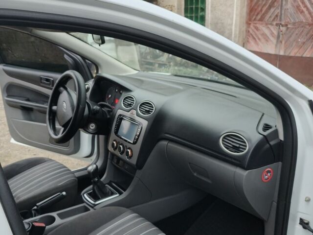 Белый Форд Фокус, объемом двигателя 1.4 л и пробегом 309 тыс. км за 4600 $, фото 5 на Automoto.ua