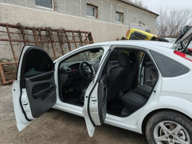 Белый Форд Фокус, объемом двигателя 1.4 л и пробегом 309 тыс. км за 4600 $, фото 10 на Automoto.ua