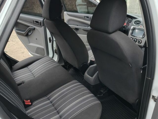 Белый Форд Фокус, объемом двигателя 1.4 л и пробегом 309 тыс. км за 4600 $, фото 7 на Automoto.ua