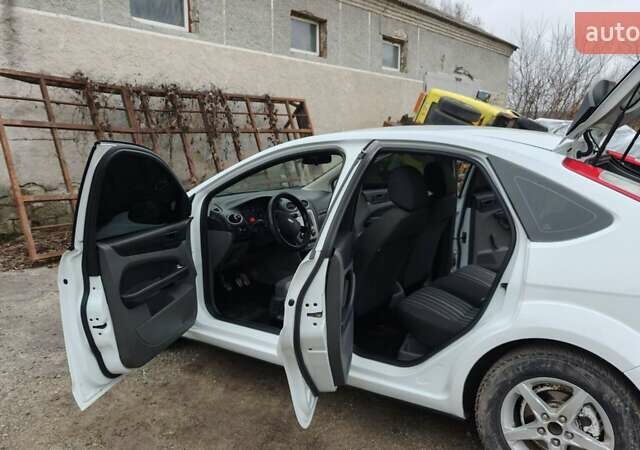 Белый Форд Фокус, объемом двигателя 1.4 л и пробегом 309 тыс. км за 4600 $, фото 4 на Automoto.ua