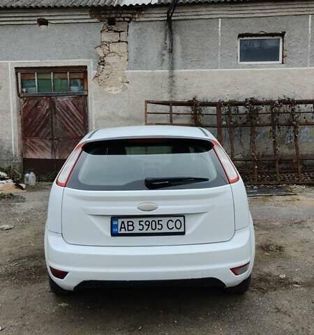 Белый Форд Фокус, объемом двигателя 1.4 л и пробегом 309 тыс. км за 4600 $, фото 2 на Automoto.ua