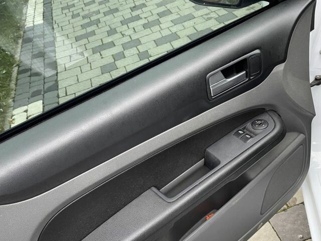 Белый Форд Фокус, объемом двигателя 1.4 л и пробегом 145 тыс. км за 4700 $, фото 5 на Automoto.ua