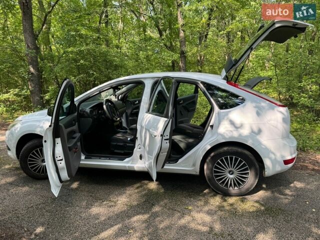 Білий Форд Фокус, об'ємом двигуна 1.6 л та пробігом 183 тис. км за 5500 $, фото 3 на Automoto.ua