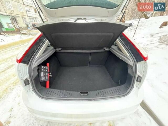 Белый Форд Фокус, объемом двигателя 1.6 л и пробегом 210 тыс. км за 5600 $, фото 6 на Automoto.ua