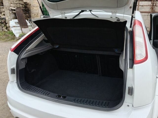 Белый Форд Фокус, объемом двигателя 1.4 л и пробегом 309 тыс. км за 4600 $, фото 6 на Automoto.ua