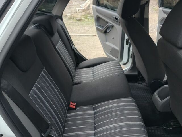 Белый Форд Фокус, объемом двигателя 1.4 л и пробегом 309 тыс. км за 4600 $, фото 8 на Automoto.ua