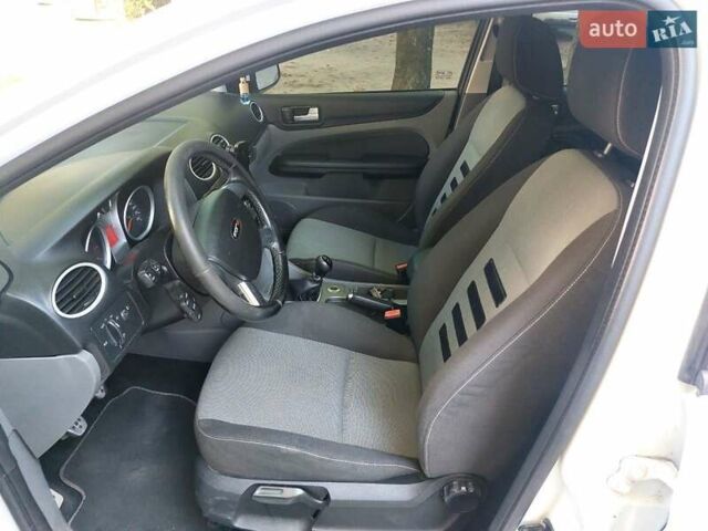 Білий Форд Фокус, об'ємом двигуна 1.8 л та пробігом 298 тис. км за 6000 $, фото 2 на Automoto.ua