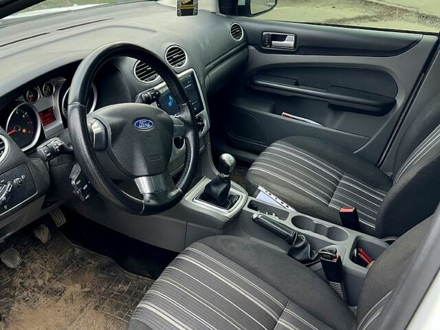 Білий Форд Фокус, об'ємом двигуна 1.6 л та пробігом 171 тис. км за 5800 $, фото 3 на Automoto.ua