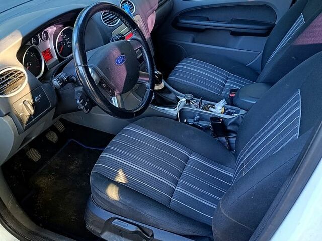 Белый Форд Фокус, объемом двигателя 1.6 л и пробегом 184 тыс. км за 6600 $, фото 7 на Automoto.ua