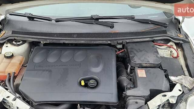 Белый Форд Фокус, объемом двигателя 2 л и пробегом 281 тыс. км за 4300 $, фото 4 на Automoto.ua