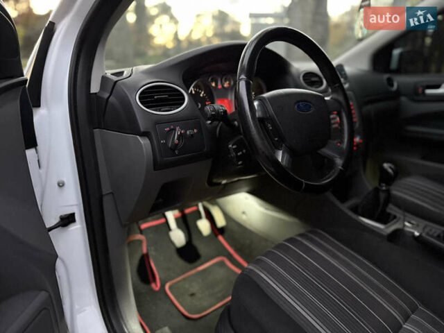 Белый Форд Фокус, объемом двигателя 1.56 л и пробегом 289 тыс. км за 4900 $, фото 18 на Automoto.ua