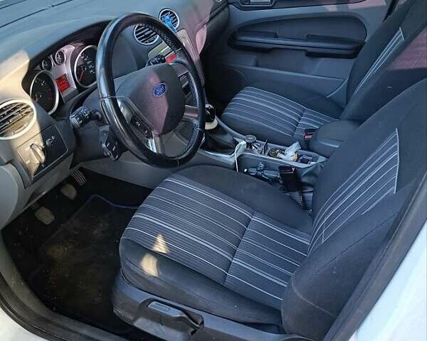 Белый Форд Фокус, объемом двигателя 1.6 л и пробегом 186 тыс. км за 6000 $, фото 3 на Automoto.ua