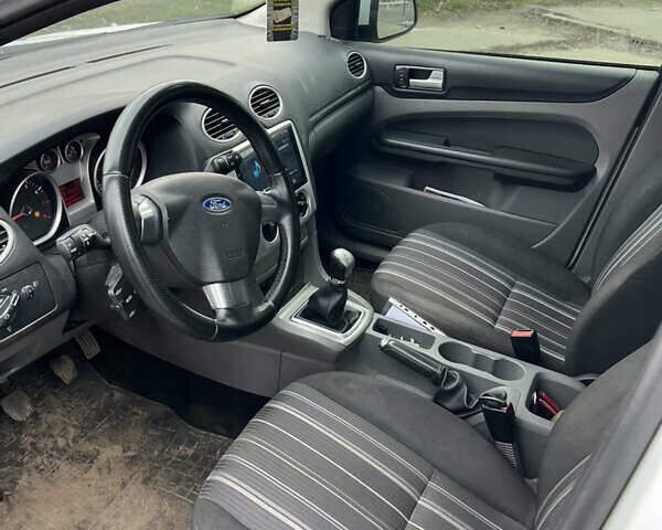 Білий Форд Фокус, об'ємом двигуна 1.6 л та пробігом 171 тис. км за 5800 $, фото 4 на Automoto.ua