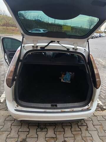 Белый Форд Фокус, объемом двигателя 2 л и пробегом 281 тыс. км за 4300 $, фото 7 на Automoto.ua