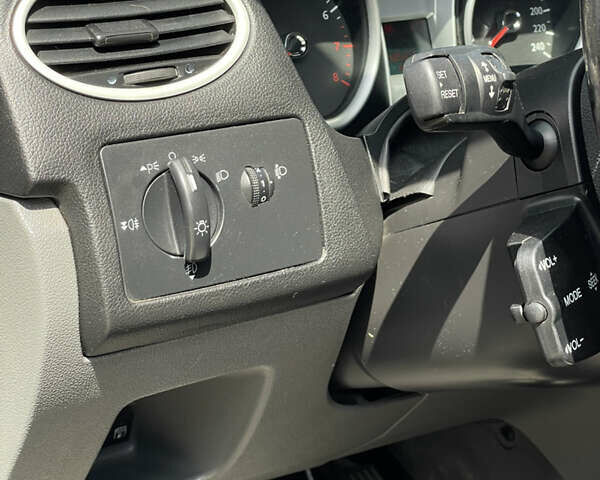 Белый Форд Фокус, объемом двигателя 2 л и пробегом 250 тыс. км за 6500 $, фото 8 на Automoto.ua