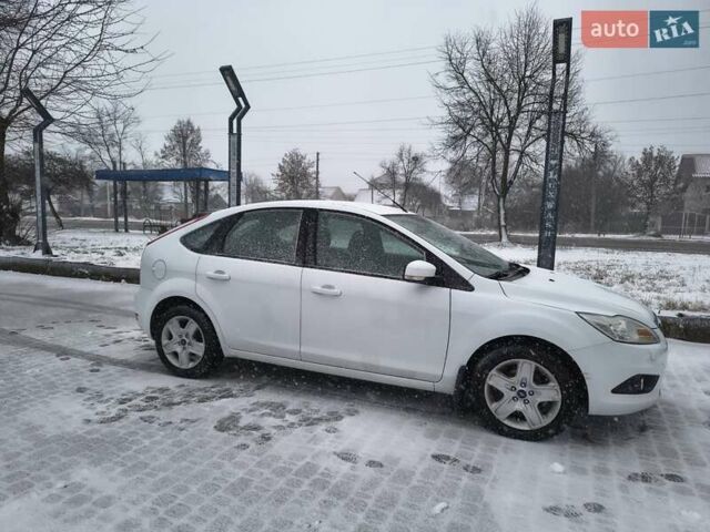 Белый Форд Фокус, объемом двигателя 1.6 л и пробегом 274 тыс. км за 4800 $, фото 3 на Automoto.ua