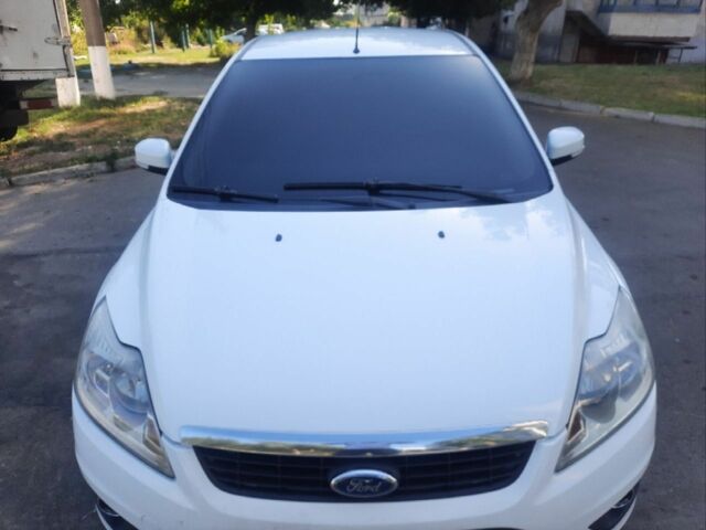 Белый Форд Фокус, объемом двигателя 1.6 л и пробегом 320 тыс. км за 5200 $, фото 1 на Automoto.ua