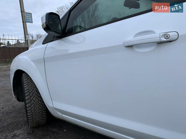 Белый Форд Фокус, объемом двигателя 1.6 л и пробегом 150 тыс. км за 5800 $, фото 8 на Automoto.ua