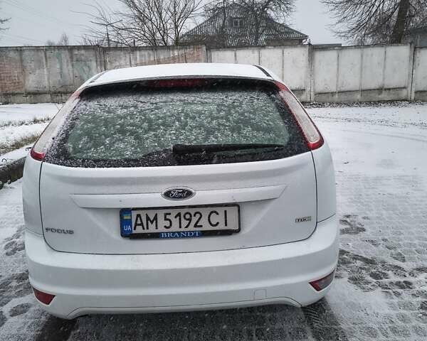 Белый Форд Фокус, объемом двигателя 1.6 л и пробегом 274 тыс. км за 4800 $, фото 1 на Automoto.ua