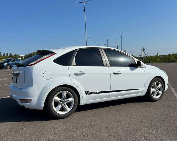 Білий Форд Фокус, об'ємом двигуна 1.6 л та пробігом 259 тис. км за 5950 $, фото 3 на Automoto.ua