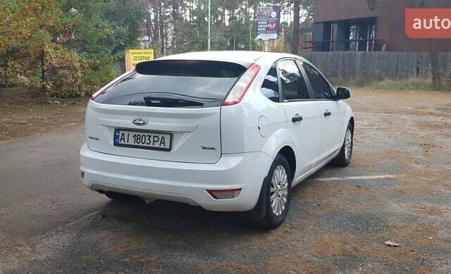 Белый Форд Фокус, объемом двигателя 1.4 л и пробегом 112 тыс. км за 5500 $, фото 6 на Automoto.ua