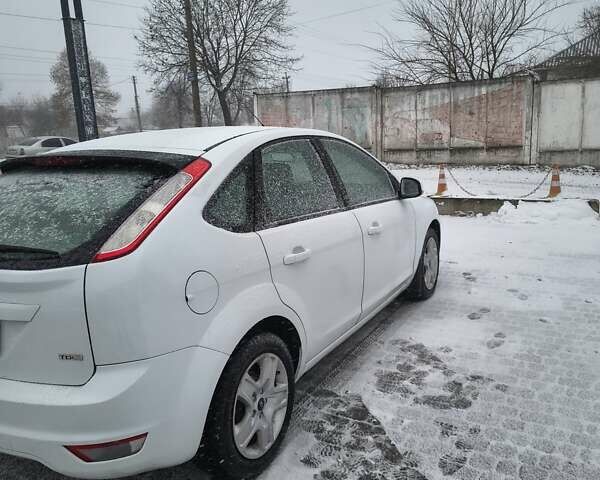 Белый Форд Фокус, объемом двигателя 1.6 л и пробегом 274 тыс. км за 4800 $, фото 2 на Automoto.ua