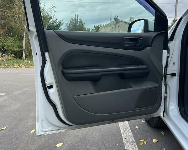 Белый Форд Фокус, объемом двигателя 1.39 л и пробегом 142 тыс. км за 5300 $, фото 8 на Automoto.ua