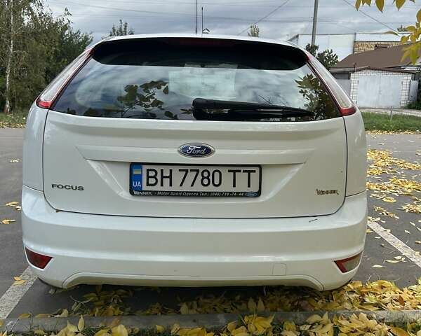 Белый Форд Фокус, объемом двигателя 1.39 л и пробегом 142 тыс. км за 5300 $, фото 3 на Automoto.ua