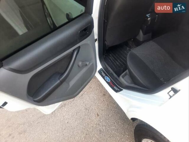 Белый Форд Фокус, объемом двигателя 1.6 л и пробегом 320 тыс. км за 5200 $, фото 5 на Automoto.ua