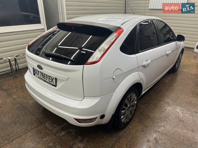 Білий Форд Фокус, об'ємом двигуна 1.6 л та пробігом 210 тис. км за 5800 $, фото 3 на Automoto.ua